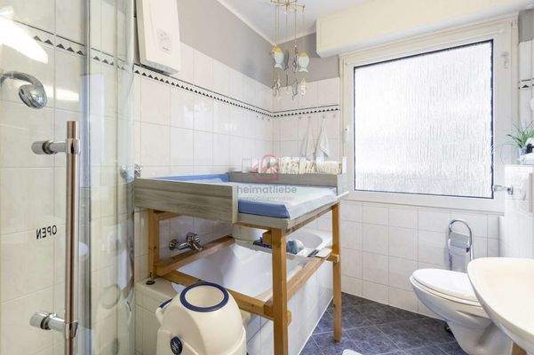 Bad mit Dusche und Wanne