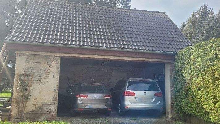 Doppelgarage mit Betondachsteinen und Stauraum im Spitzboden