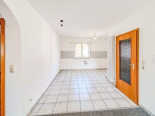 Wohnzimmer mit offener Küche