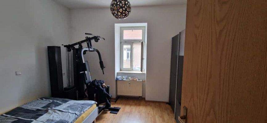Schlafzimmer mit Fitnessgerät