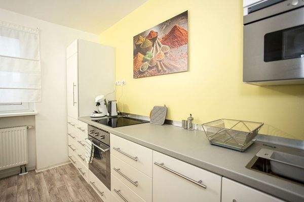 Küche mit Fenster und