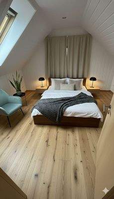 Ausreichend Platz für Ihre Gäste

Diese Ansicht wurde zur besseren Visualisierung des Raumkonzeptes mittels KI möbliert. Die abgebildeten Möbelstücke sind nicht im Kaufpreis enthalten.