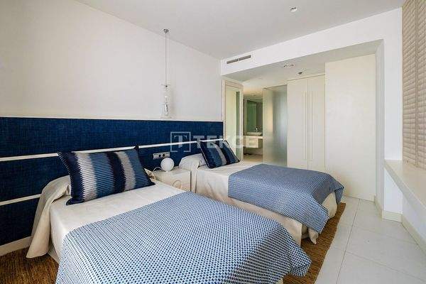 Duplex Penthouse in a Residence Near the Sea in Barcelona