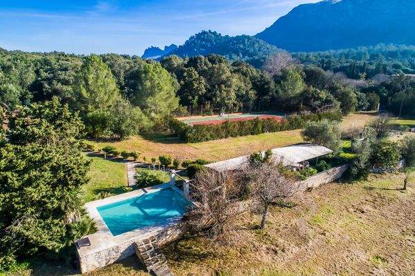 Tennisplatz und zweiter Pool mit Sitzbereich