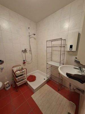 Ausbaufähige 2-Zimmer-Dachgeschoss-Wohnung mit sep. Bad und Dachterrasse 001.jpg