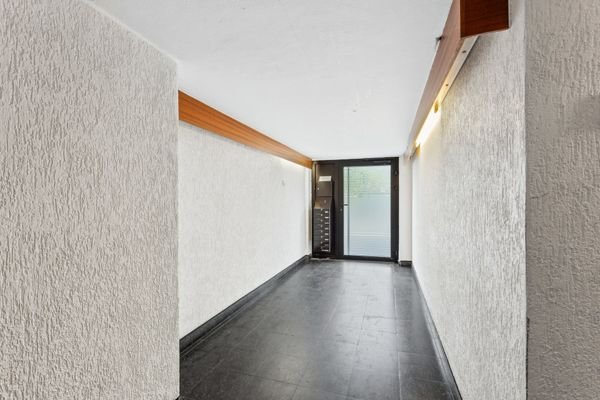 Gepflegter Hausflur (8 Wohneinheiten im Haus)