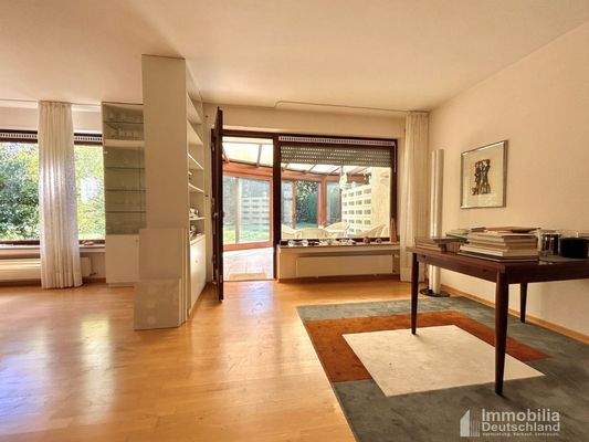 Essbereich mit Zugang in Wintergarten