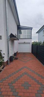 Hausansicht und Garage