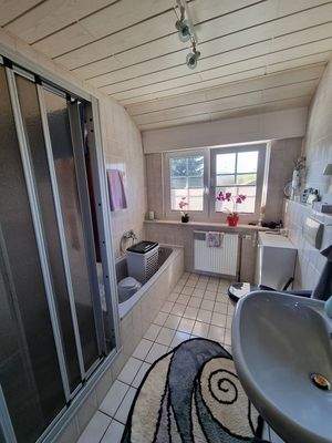 Bad mit Dusche und Badewanne