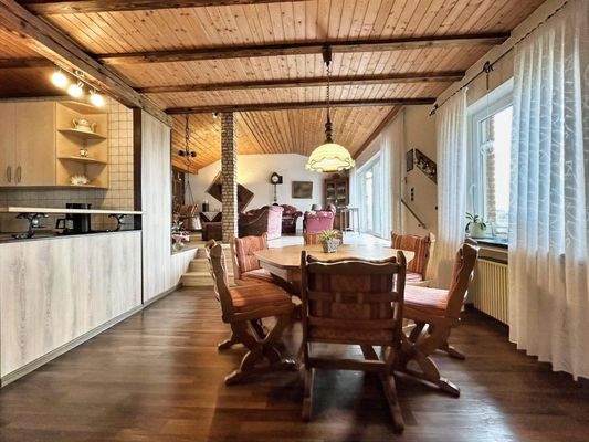 offener Essbereich mit anliegender Küche