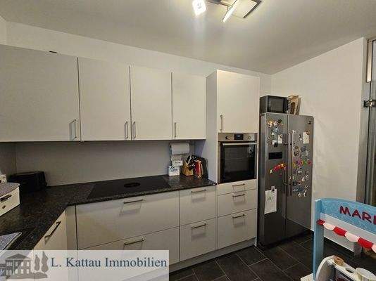 mit einer modernen Einbauküche