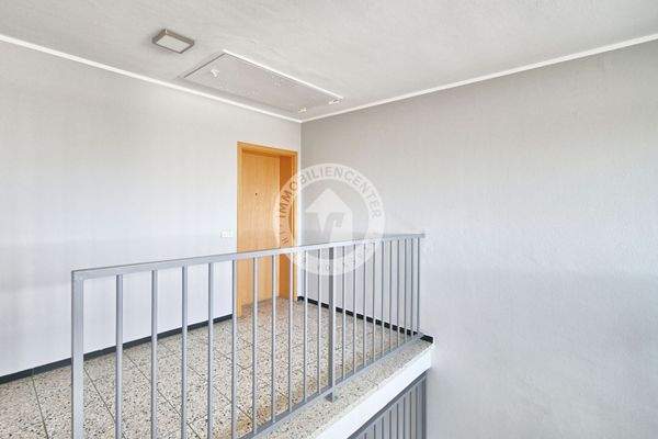 Das Treppenhaus mit Blick auf die Wohnungseingangstür