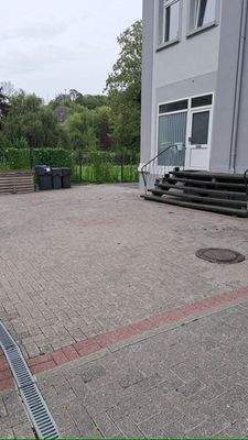 gepflasterte Fläche vor dem Haus