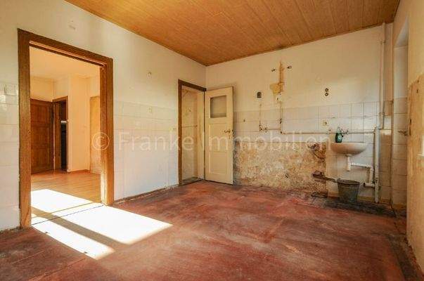 Küche Blick zum Wohnzimmer und Kellerabgang