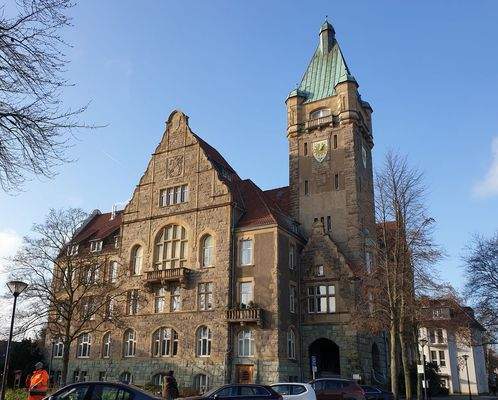 wie Rathaus (mit Marktplatz davor),