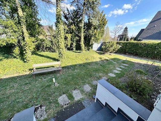  Vorgarten mit Einfahrt