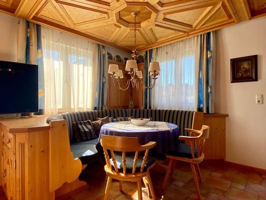 Gemütliche Eckbank im Tiroler Stil