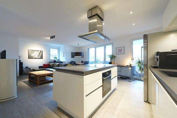 Wohnzimmer mit offener Küche