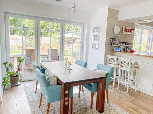 Esssbereich mit Zugang zur Terrasse