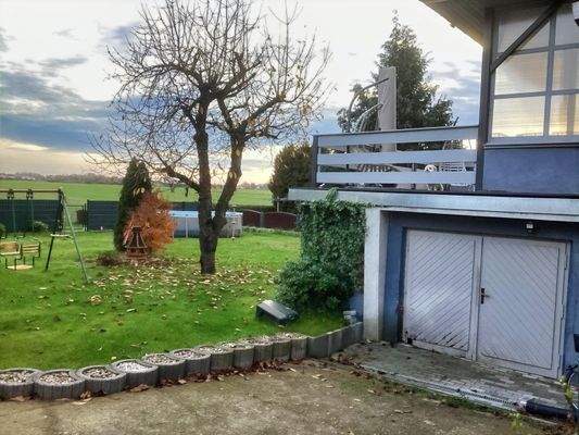 Garage mit Blick in den Garten