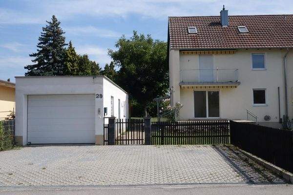 Garage + Stellplätze.JPG