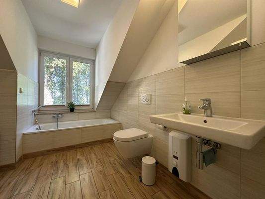 Badezimmer II im Dachgeschoss - Wanne mit Seeblick