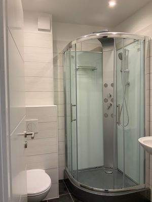 Bad mit komfort-Dusche, WC und Wachbecken