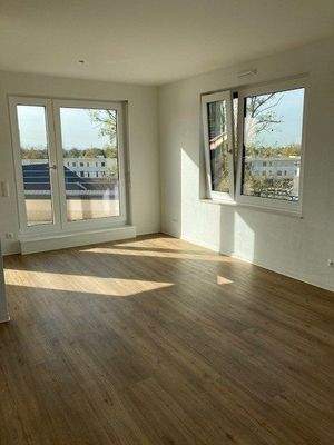 Wohnzimmer mit Zugang zur Loggia und ein weiteres Fenster