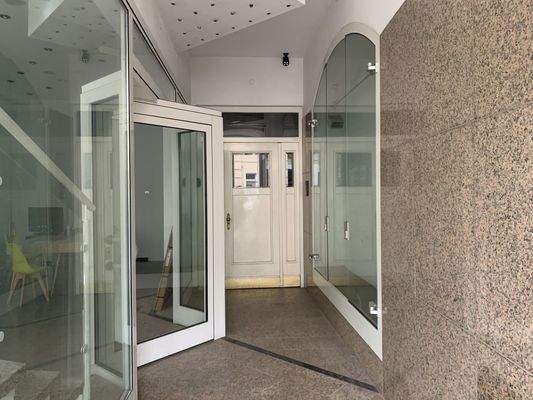 Eingang mit Schaufenstern