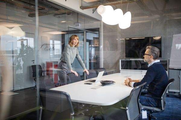 Meetingraum / Besprechungsraum je Tag