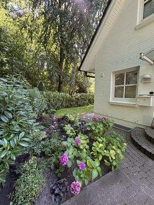 Vorderansicht mit Beet