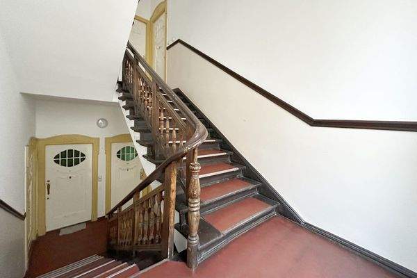 Treppenaufgang mit Wohnungstüren