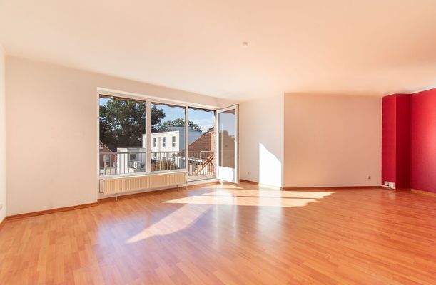 Lichtdurchflutetes Wohnzimmer mit Zugang zum Süd-Ost-Balkon