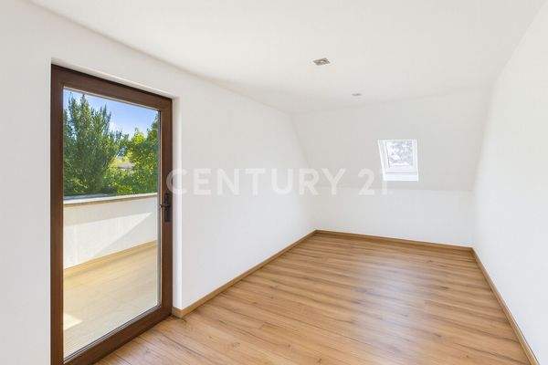 Helles Arbeitszimmer mit optimalem Grundriss für Büro