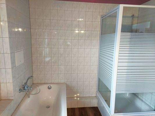Bad mit Dusche und Wanne
