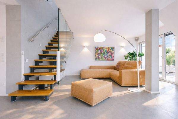 Offener Wohnbereich mit Treppe ins Dachgeschoss