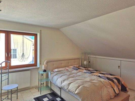 Schlafzimmer 1 OG.jpg