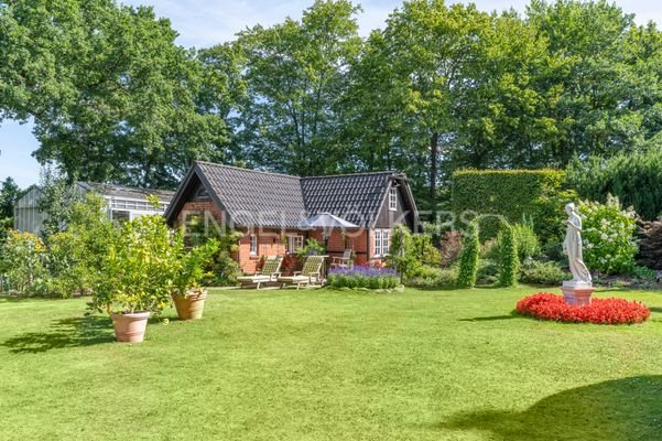 Blick auf das Gartenhaus und das Gewächshaus