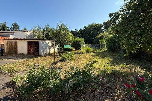 Ansicht Garage und Garten