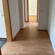 Moderner Flur mit Holzboden