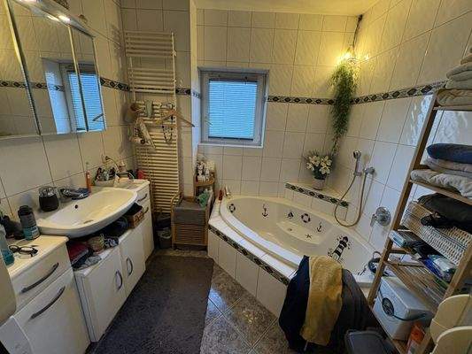 und Wanne sowie Fenster