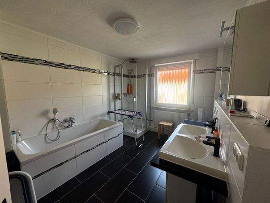 Bad mit Badewanne und Dusche / Obergeschoss