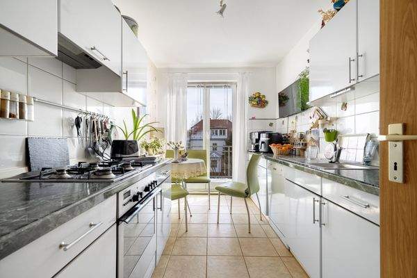 Helle und großzügige Küche mit Balkonzugang