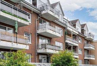 Mehrfamilienhaus mit Balkonen