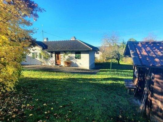 Kleines Häuschen auf großem Grund