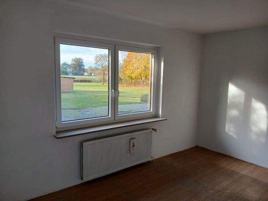 Leeres Zimmer mit Fenster