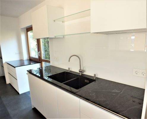 Moderne Küche mit Fenster