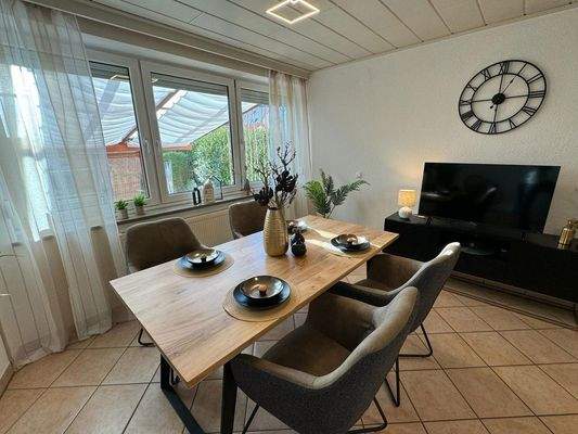 Esszimmer mit Smart-TV