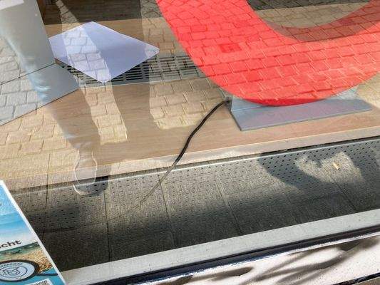 Reeder-Bischoff-Str. 49b - Verkleidung aus Straßensicht- vom Schaufenster aus. jpg