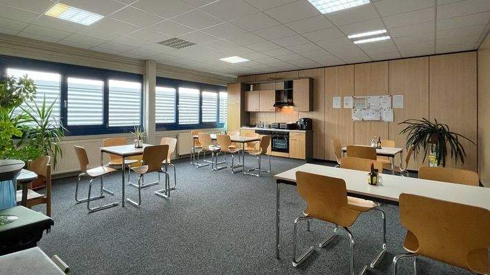 Obergeschoss I Pausenraum mit vollständig ausgestatteter Mitarbeiterküche